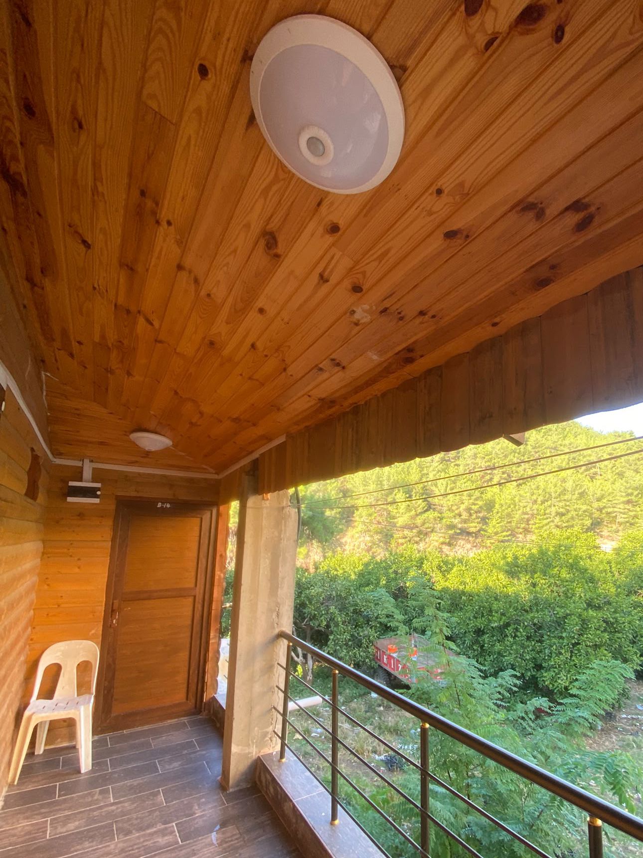 Zümrüt Pansiyon Bungalov - Giriş Balkonu